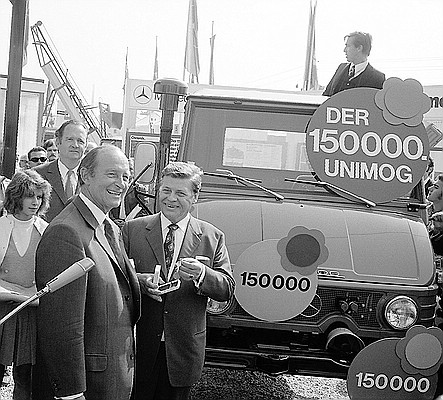 Am 27. September 1971 lief der 150 000. Unimog, Ein U 421, vom Band und wurde von Vorstandsmitglied Dr. Hanns Martin Schleyer als Spende für das Jugend- und Kinderdorf Wahlwies übergeben.