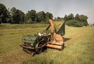 Unimog 411 mit Mähbalken, Speiser Seitenwagenhäcksler und Amazone Ladewagen bei der Grünfutterernte