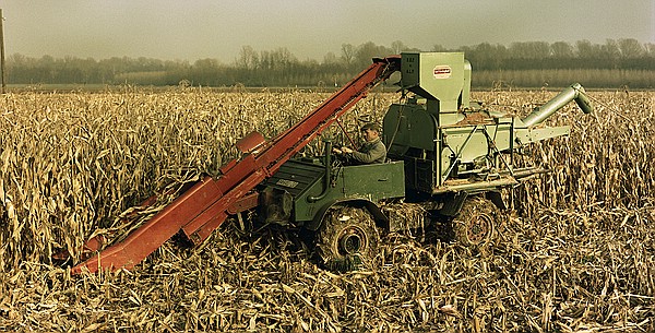 Unimog 411 mit kombiniertem Maispflücker/Maisdrescher Anbaugerät