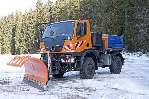 U 20 (U 405.050), Euro 5, mit Schmidt-Schneepflug und Salzstreuer.