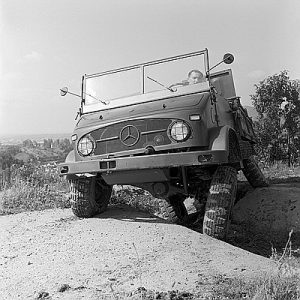 Unimog S, Baureihe 404.1 während einer Vorführung im Gelände, gezeigt wird die Verschränkung der Achsen