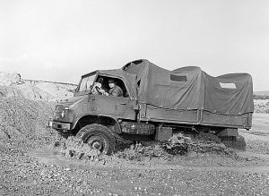 Unimog S, Baureihe 404.1 während einer Vorführung im Gelände