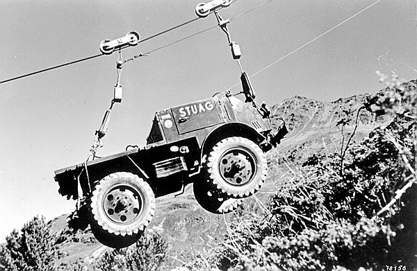 Unimog U 25, Baureihe 2010 der Schweizer Baufirma STUAG wird mittels Materialseilbahn in sein Einsatzgebiet im Hochalpengebiet gebracht