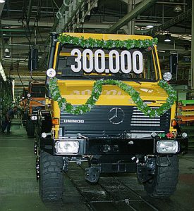 Im Juli 1994 läuft der 300.000 Unimog vom Band, das Jubiläumsfahrzeug ist ein U 1850 L (U 437.115).