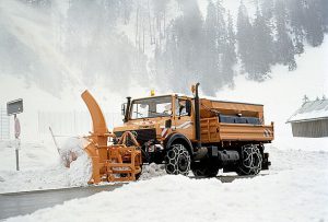 Unimog U 2400 TG (U 437.182) mit Seitenschneeschleuder und Feuchtsalzsilostreugerät im Winterdienst