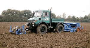 Unimog U 1600, (U 427.105) mit Säkombination bei der Feldbestellung
