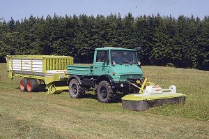 U 900 (417.101) mit Claas-Frontmähwerk WM 270 F und Claas-Ladewagen Sprint 320 K