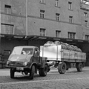 Unimog U 25, Baureihe 401, Zugmaschine der Brauerei Dinkelacker in Stuttgart, für bessere Zugleistungen verfügt die Hinterachse über eine Zwillingsbereifung