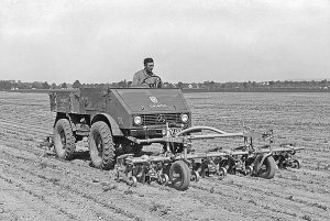 Unimog U 25, Baureihe 401 mit Fronthackgerät