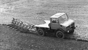 Unimog U120, Baureihe 425, Vorserienfahrzeug mit Pflug bei der Bodenbearbeitung