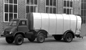 Unimog U25, Baureihe 402 Sattelschlepperversion mit Kuka Müllwagenauflieger für 6-8 Kubikmeter Abfall